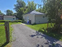 Cozy home on a quiet street minutes to downtown Kingston! - Homestays