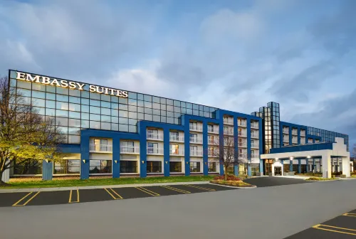 Embassy Suites by Hilton Detroit Livonia Novi - parking