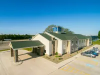 Cobblestone Inn & Suites - Corry - Parkplatz