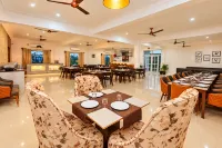 Revaas Pure Veg Lake View Hotel - pemandangan pegunungan