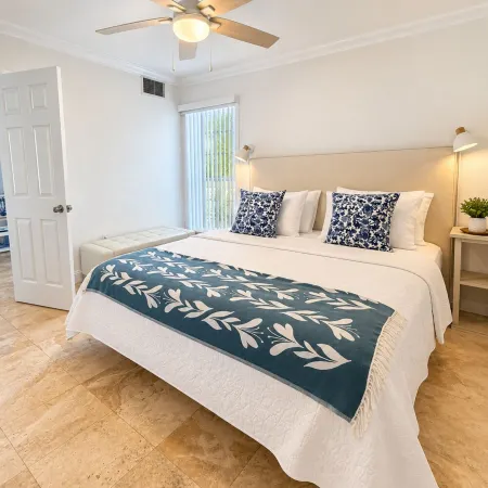 Key Biscayne Gem — Steps to Beach, Pool Views, King Bed, Parking
