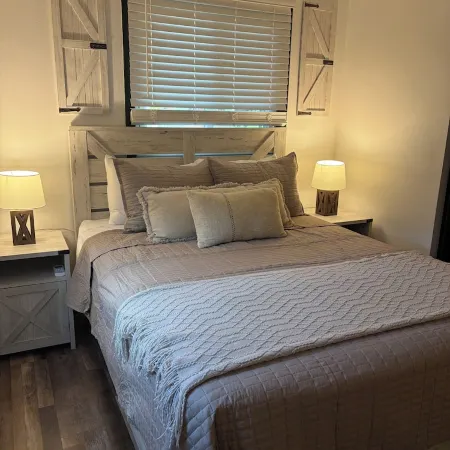 Cozy 2Br • Firepit • Minutes to Downtown & UW Campus • Near Lake Winnebago