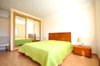 6 Bedrooms, Walking Distance to Amenities, Private Pool, Free AC and Wifi