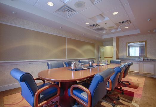 6. 힐튼 가든 인 ..