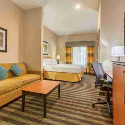 Holiday Inn Express & Suites Manteca City Center Rooms