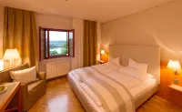 Schloss Seggau Hotels near Die groesste Traube der Welt am Eory-Kogel