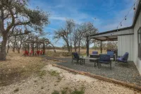 Hill Country Hideaway with Fire Pit and Hot Tub! فنادق في Gillespie County