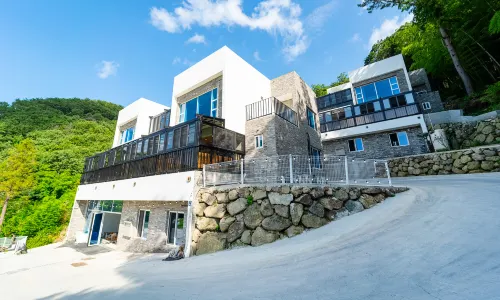 Geojedo Hillstory Kids Pool Villa