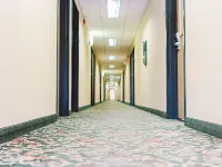 Lavissh Inn and Suites ワットコムのホテル