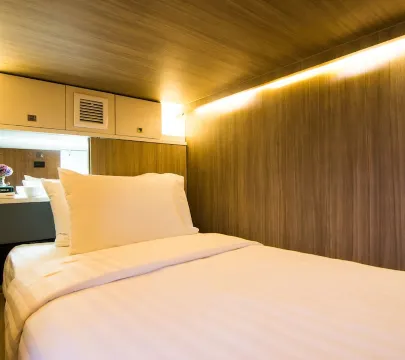 ห้องสวีทแคปซูลแปดยูนิต ชั้นบนและชั้นล่าง