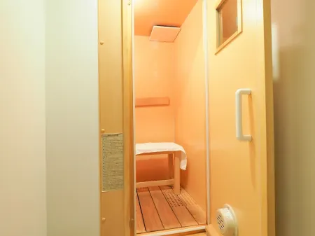 Leo YU Capsule Hotel Nishifunabashi Отели рядом со станцией JR Funabashihoten station