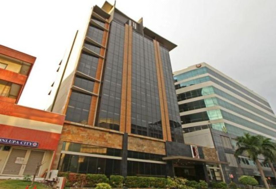 3. B Hotel ..