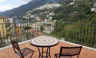 Wonderful Amalfi Coast Apartment Overlooking the Sea with Free Wifi and Parking