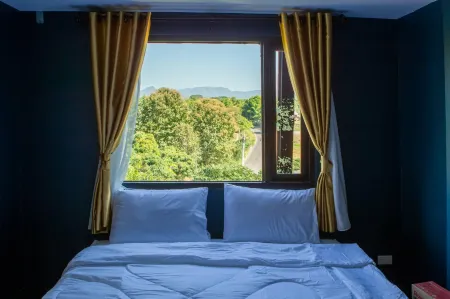 Bed and Butler Hostel Отели в г. Mae Tha