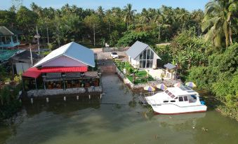 Boat House Marina Restaraunt and Homestay