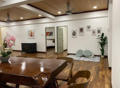 The Venus - Spacious Wooden Top Floor Apartment