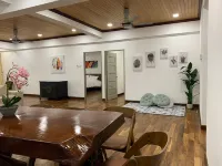 The Venus - Spacious Wooden Top Floor Apartment Gedung Ten Ten - Ceria附近的飯店