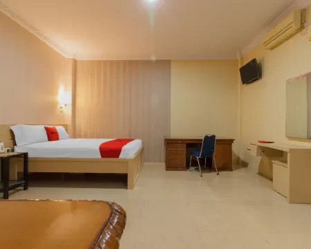 RedDoorz Plus Near Pantai Malalayang Manado Hotels in Malalayang