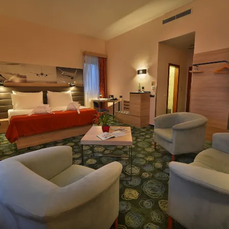 Ramada by Wyndham Airport Prague Отели рядом с достопримечательностью «Белая гора»