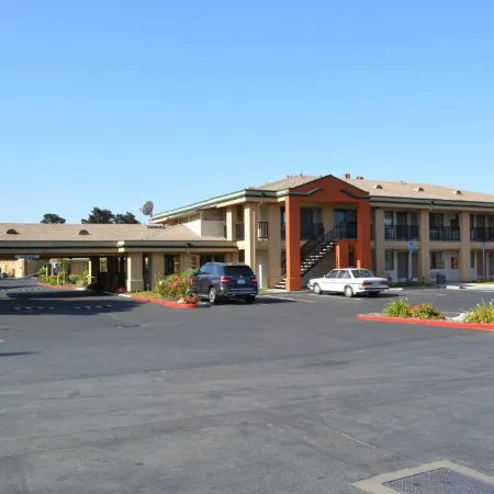 Super 8 by Wyndham Salinas