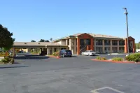 Super 8 by Wyndham Salinas - parking