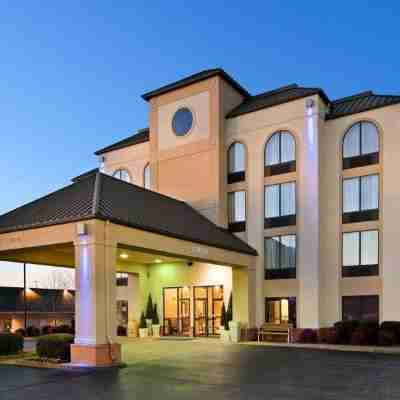 Holiday Inn Express & Suites Bentonville Hotel Exterior