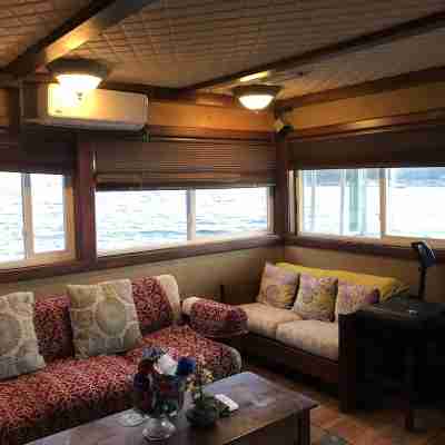 Island Houseboat Rooms