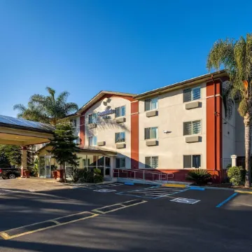 Super 8 by Wyndham Gilroy