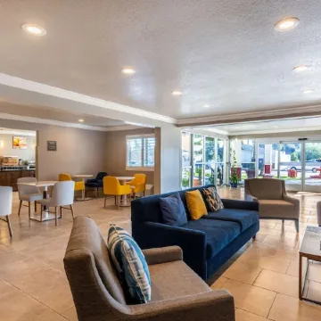 Super 8 by Wyndham Gilroy