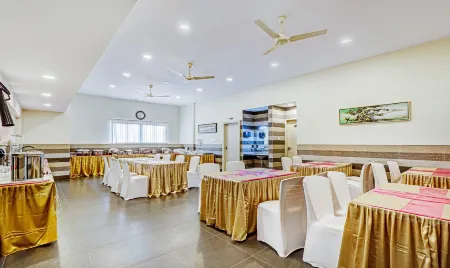 Treebo Galaxy Suites Mathikere Отели рядом с достопримечательностью «Индиан Институт оф Сайенс»