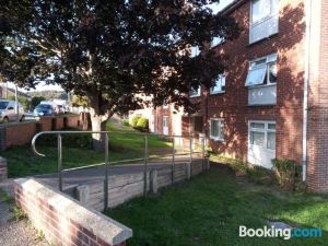 1-Bed Apartment in Bridport Great Location