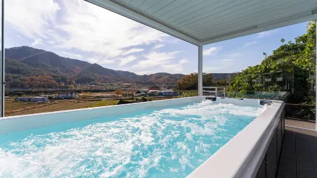 Gyeongju Cell27 Pool Villa Отели рядом с достопримечательностью «Gameunsa»