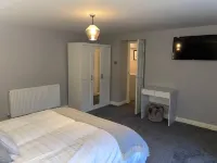Cosy Apartment above Village Pub Hotels in Taddington