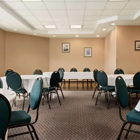 Travelodge by Wyndham Winnipeg East