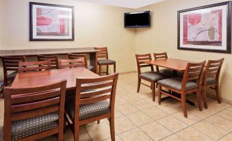 Days Inn by Wyndham Rockford - Housity