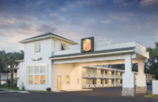 Super 8 by Wyndham Kingsland I-95/Naval Base Area Hotel di 