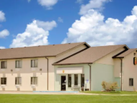 Super 8 by Wyndham Marshall Hotels in Saline County