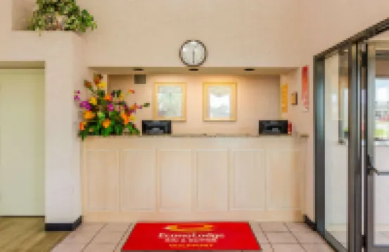 Econo Lodge Inn & Suites