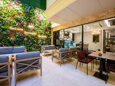 Aprilis Deluxe Hotel