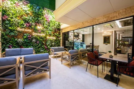 Aprilis Deluxe Hotel