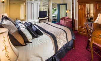 Stonehurst Manor Including Breakfast and Dinner - Housity