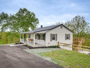 Cozy Kentucky Retreat - Deck, Near Ark Encounter!