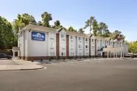 Microtel Inn & Suites by Wyndham Raleigh Hotel berhampiran Knightdale Commons