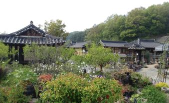 Choongju Yasenghwa Wa Gotek Nadelee