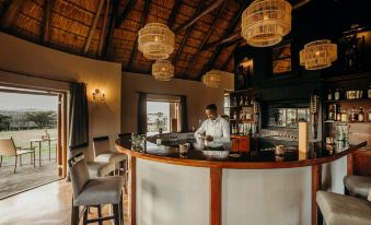 Hlosi Game Lodge - Amakhala Game Reserve