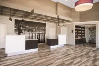 La Quinta Inn & Suites by Wyndham Clifton/Rutherford - bar