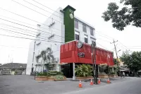 King's Palace Mitra RedDoorz Hotels in D A R A T