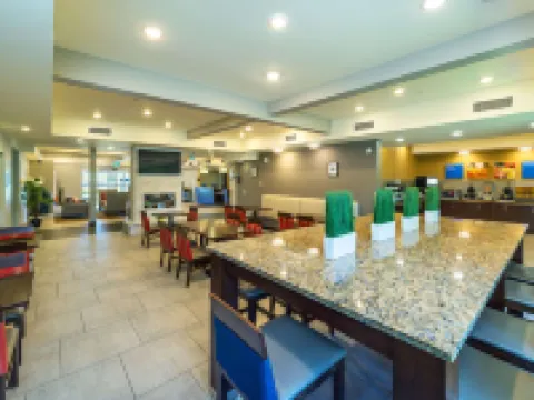 Comfort Inn & Suites Hotels in Terrace