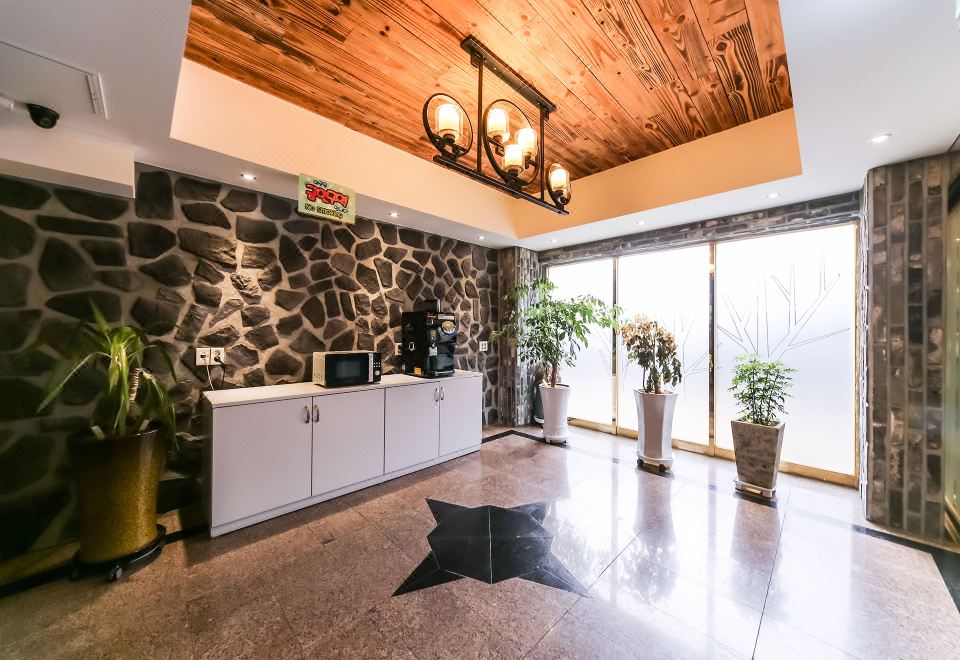 투썸모텔의 깔끔한 내부 디자인