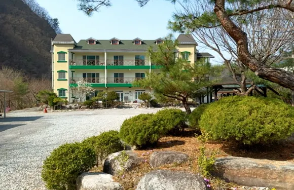 丹陽森林中的一天旅館